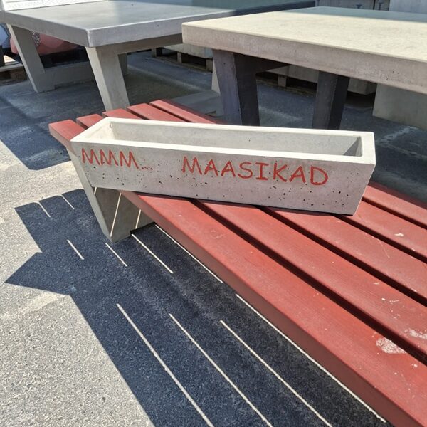 VMT Betoon tellis meilt ilusad punased tähed betoonist maasikakasti sisse