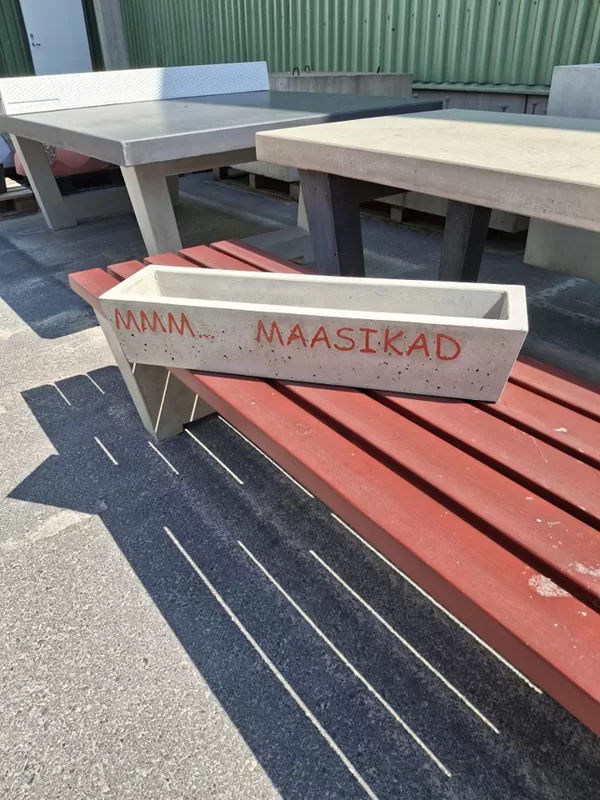 VMT Betoon tellis meilt ilusad punased tähed betoonist maasikakasti sisse
